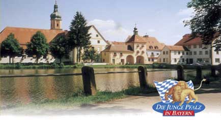 Durch den Torturm führt der Weg zum barocken Marktplatz